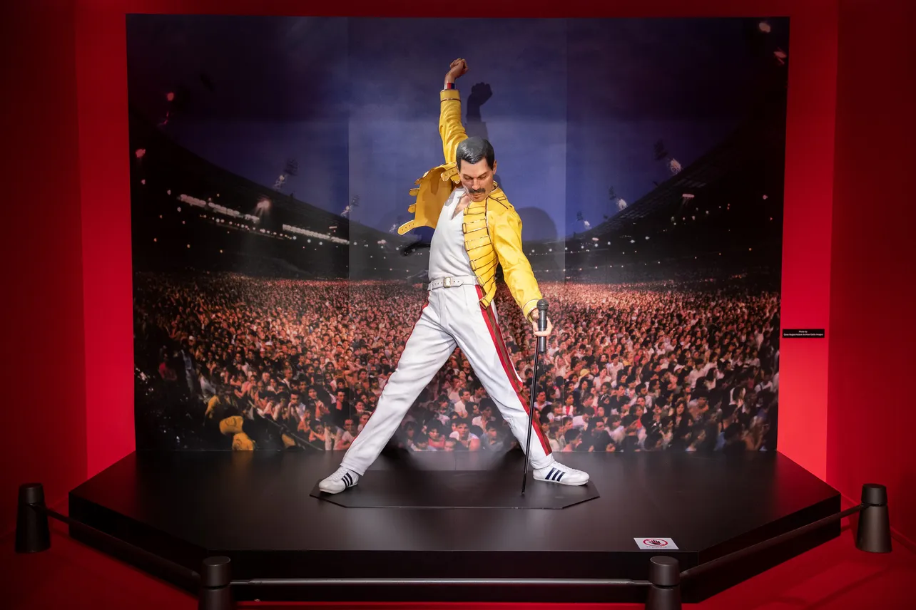 「QUEEN EXHIBITION JAPAN ～Bohemian Rhapsody～Supported by 集英社」にて展示されている、等身大フレディ・マーキュリー像