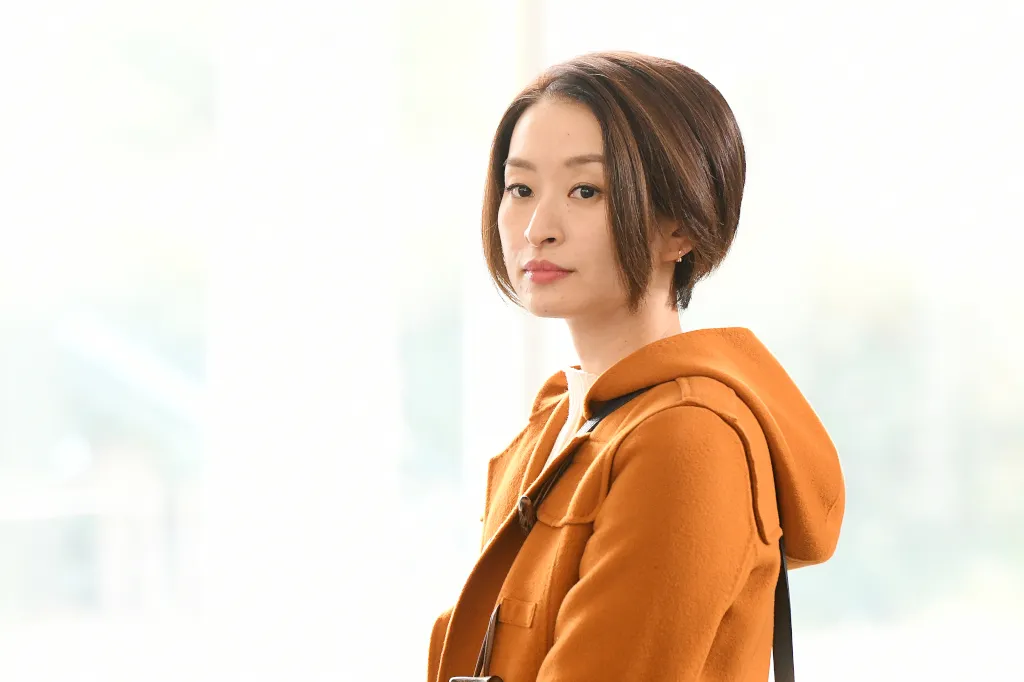 川で溺水した子どもの母親・岡崎真理子を演じる島袋寛子