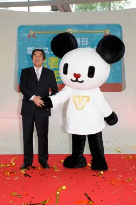 左からテレビ朝日・早河洋社長、テレビ朝日マスコットキャラ“ゴーちゃん。”