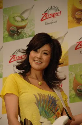 藤原紀香がゼスプリ・キウイCMでノリノリエアギター