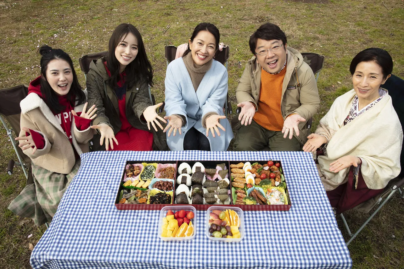 【写真を見る】羽田美智子、天野ひろゆき、泉里香ら“門倉家”の仲良しショット！