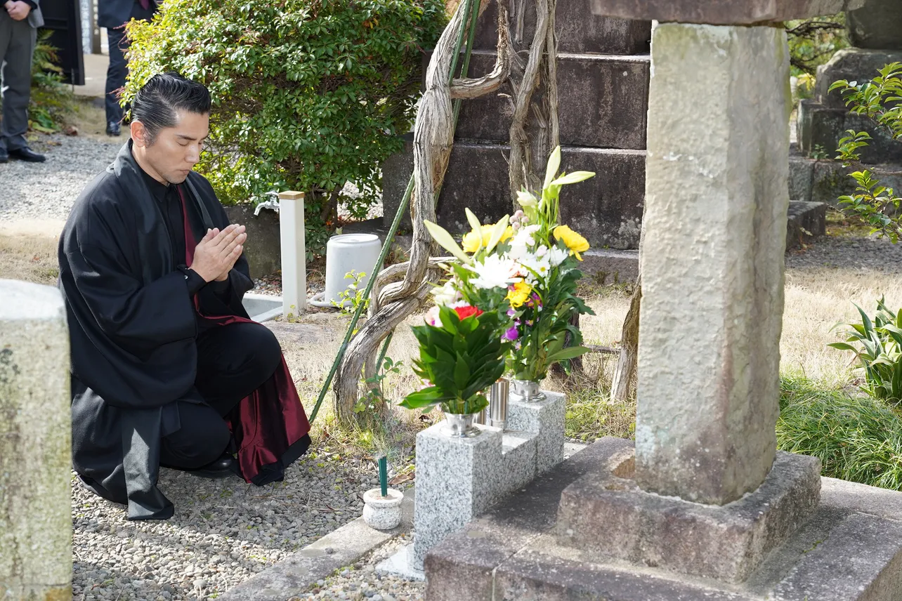 常在寺で手を合わせる本木雅弘