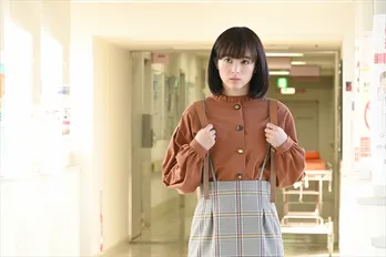 清野菜名の“美くびれ”に注目集まる「腹筋キレイ!!」「スタイル良すぎ」<シロクロ>