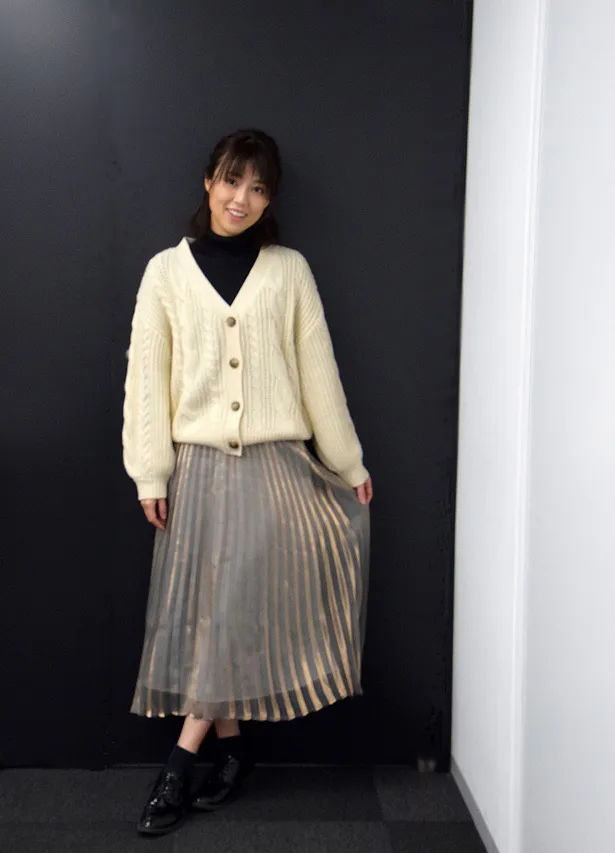 キラキラ光る素材のスカートが渋谷の動きにあわせて揺れる
