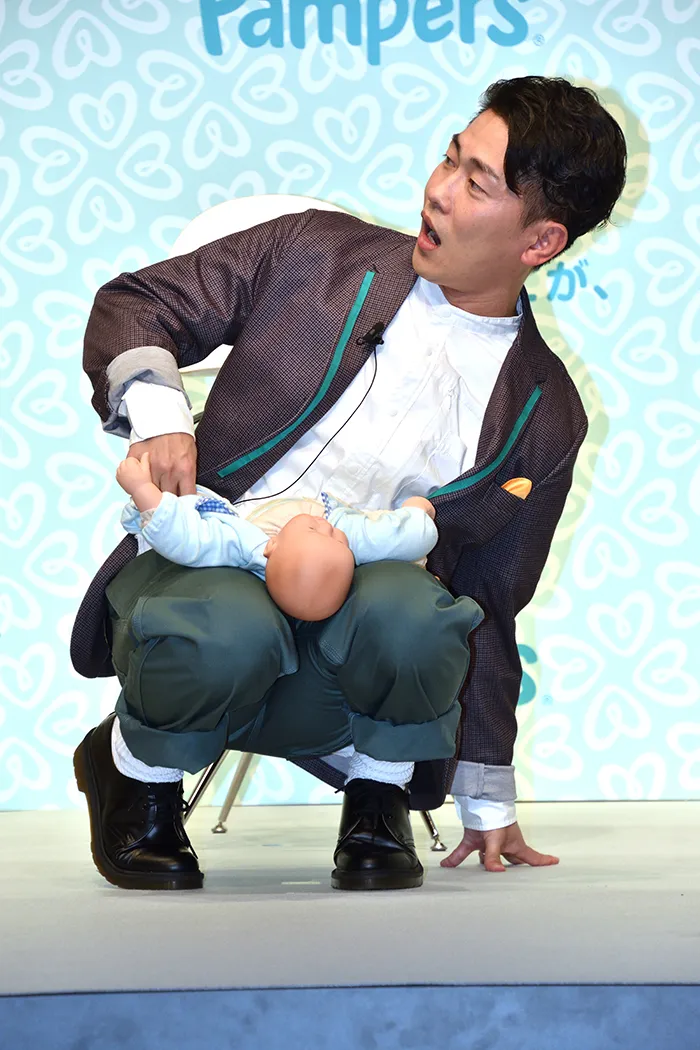 【写真を見る】太田が“ひざの上”で赤ちゃんのおむつ替えに挑戦するも…