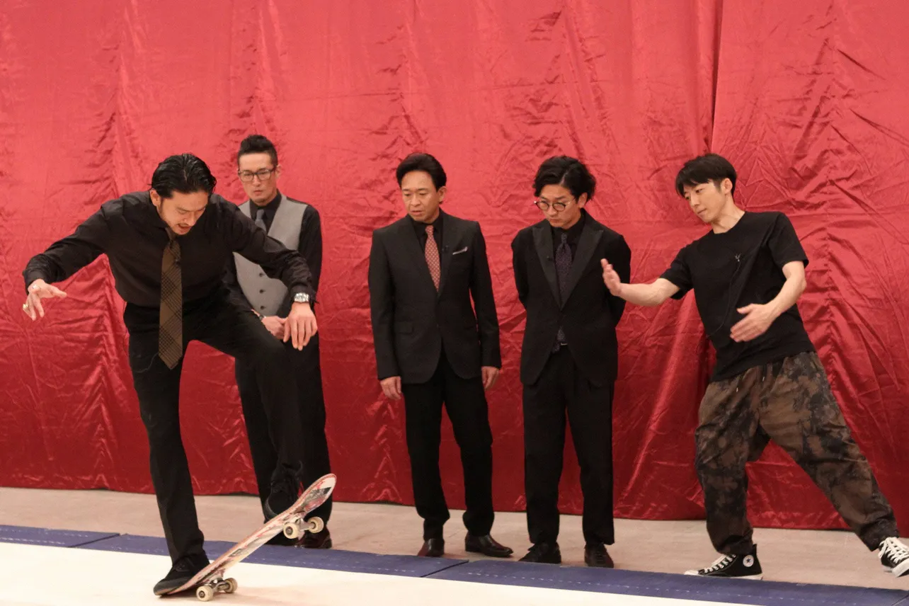 【写真を見る】高橋一生が長瀬智也と共にスケートボードを披露！