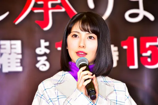 浜辺美波は商店街で時計屋を切り盛りする若き店主・美谷時乃を演じる