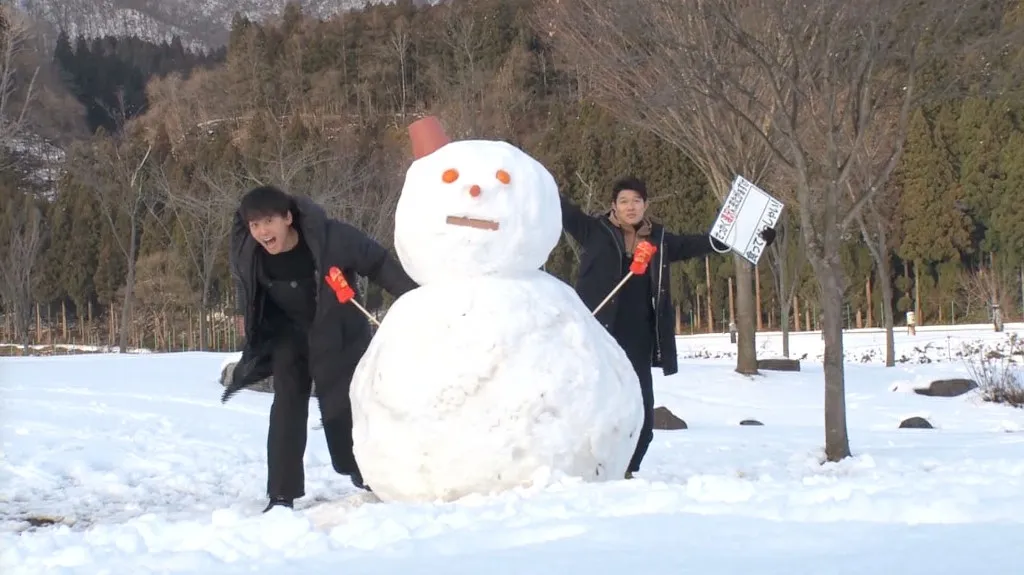 【写真を見る】竹内涼真、鈴木亮平が大きな雪だるまから“ひょっこり”!?