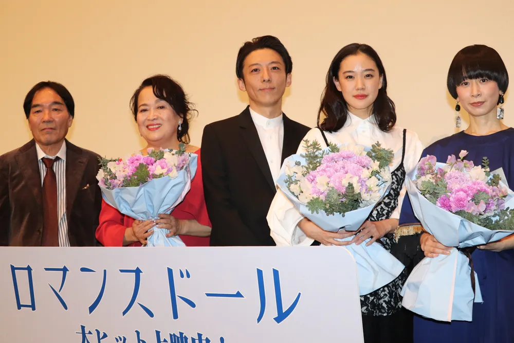 高橋一生、蒼井優らが映画「ロマンスドール」初回舞台挨拶に登壇した