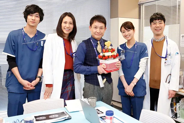 松下奈緒が主演、木村佳乃が共演を務める「アライブ がん専門医のカルテ」の収録現場で、木下ほうかの誕生日をサプライズで祝福