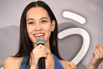 水原希子、胸元チラリ＆美脚あらわなミニワンピース姿で登場！「季節感が全く無い…」