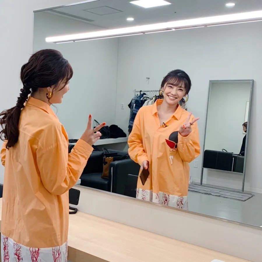 【写真を見る】倉科カナの鏡越しピース＆スマイルが可愛いすぎる！