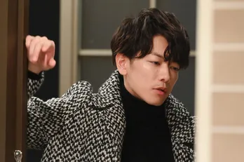 佐藤健“天堂”、萌音“七瀬”に顎クイッ！ペアルックで会見も!?＜恋はつづくよどこまでも＞