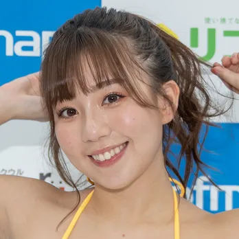 グラドル日野麻衣、色鮮やかな衣装をアピール「色も良くて面積も小さい」