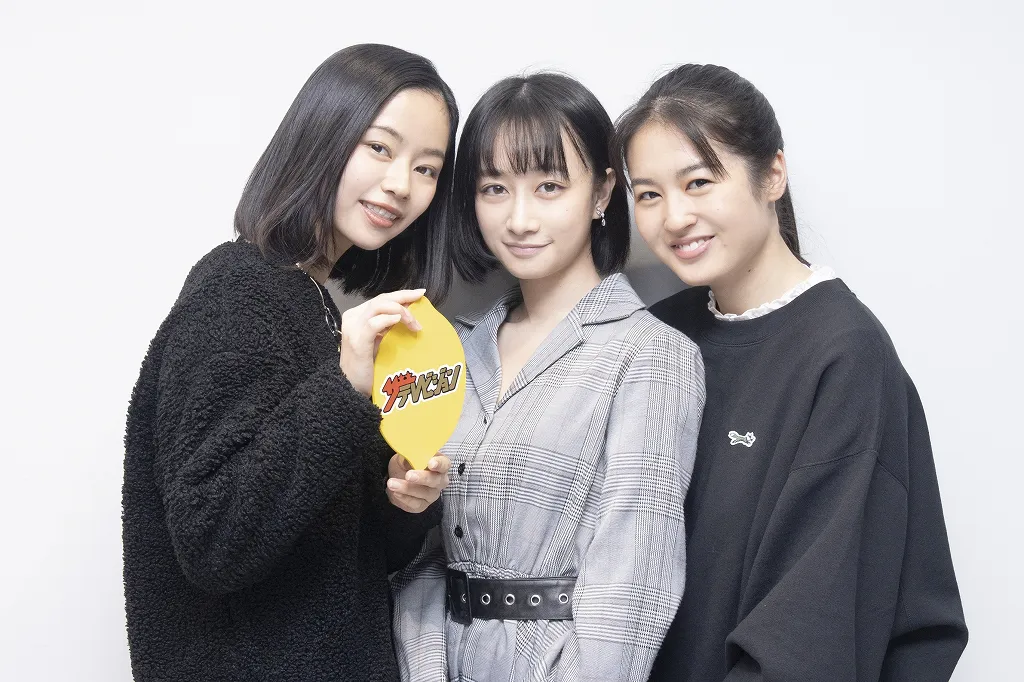 レモンパネルを持つ劇団4ドル50セントの前田悠雅、福島雪菜、岡田帆乃佳(写真左から)