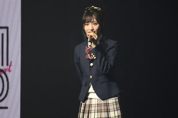 【写真を見る】“LJK”の小栗は制服姿で今後のAKB48について意思表明