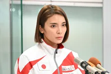 秋元才加の“引き締まったボディ”に大反響「スタイル抜群!」「二の腕キレイ」<シロクロ>