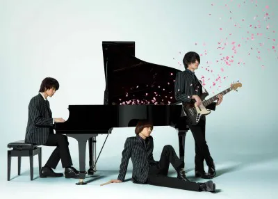 【写真】WEAVERは、ボーカル＆ピアノの杉本雄治（写真左）、ベースの奥野翔太（同右）、ドラムの河邉徹（同中央）の3人。透明感のあるサウンドが魅力