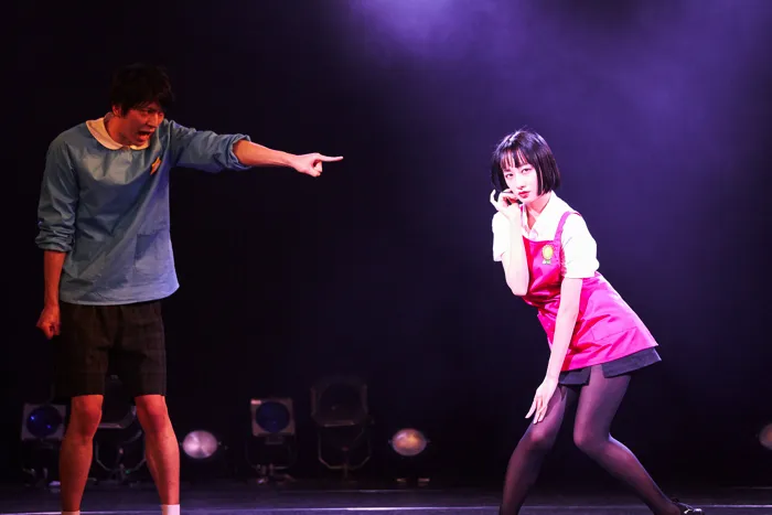 【写真を見る】「学芸会レーベル」で主演を務める福島雪菜はセクシーなポーズ満載で、伝説の幼稚園の先生を演じる