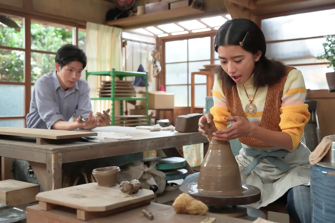 三津(黒島結菜)の作陶を見守る八郎(松下洸平)