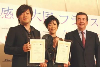 フランス観光親善大使の任命式に出席した平野啓一郎、寺島しのぶ、フィリップ・フォール駐日フランス大使（左から）