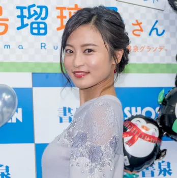 小島瑠璃子、“でこ出し&上目遣い”SHOTにファン悶絶!「可愛すぎる」「たまらない…!」