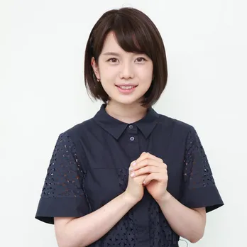 弘中綾香アナ、浜辺美波との“姉妹感2SHOT”公開でファン感激「2人めっちゃ似てる」「神コラボ」