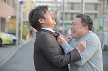 小澤征悦、塚地武雅を抱きしめるシーンも!「『惚れないでくださいよ』とくぎを刺されました」