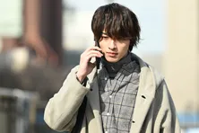 横浜流星、“眼鏡&スーツ姿”でド派手に駆け回る!「シロクロ」第4話先行カット公開