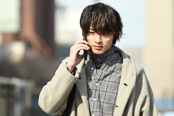 横浜流星、“眼鏡&スーツ姿”でド派手に駆け回る!「シロクロ」第4話先行カット公開