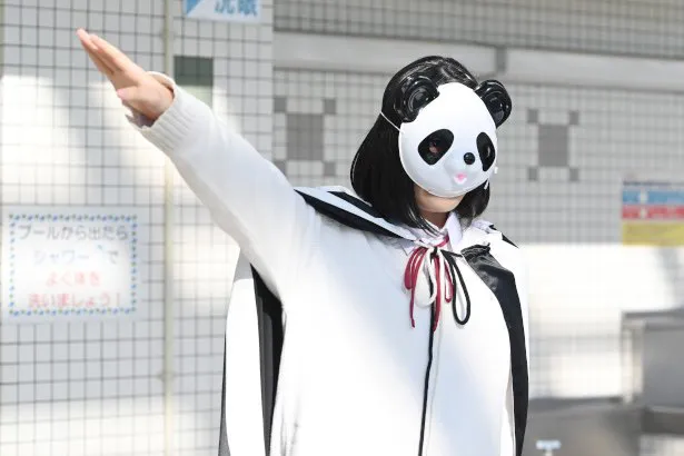 【写真を見る】ミスパンダにあこがれる楓(吉田美月喜)、パンダのお面をかぶって登場!!