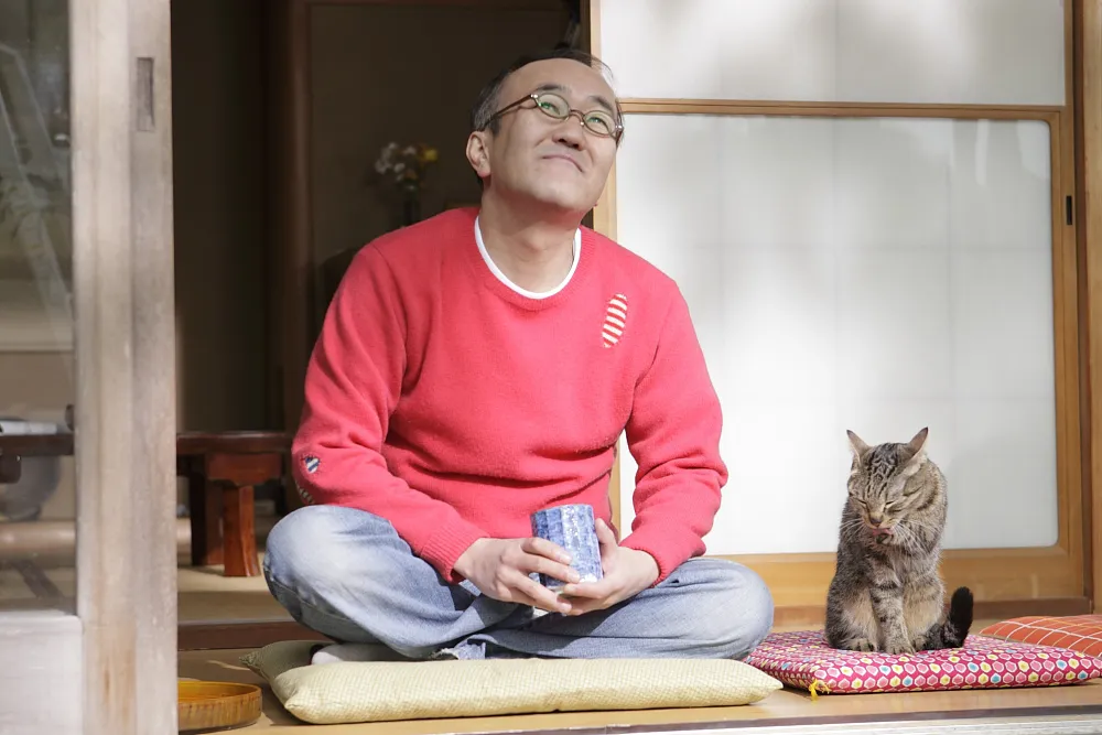 【写真を見る】中年男性とネコの心温まる日常を描いた映画「ぬくぬく」(日本映画専門チャンネル)