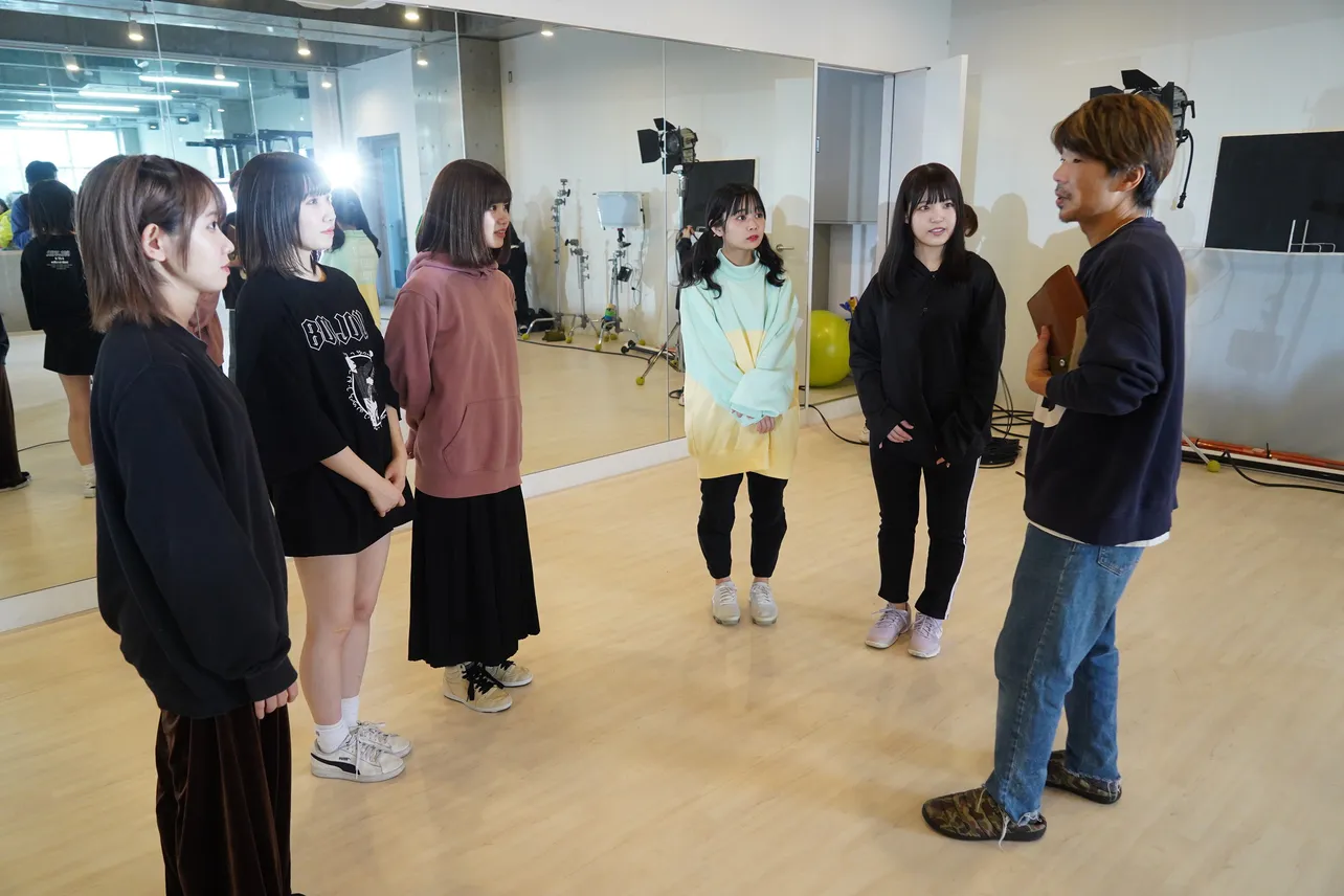 クランクイン時、ドラマ初出演となるFES☆TIVEのメンバーに横尾初喜監督からアドバイスが