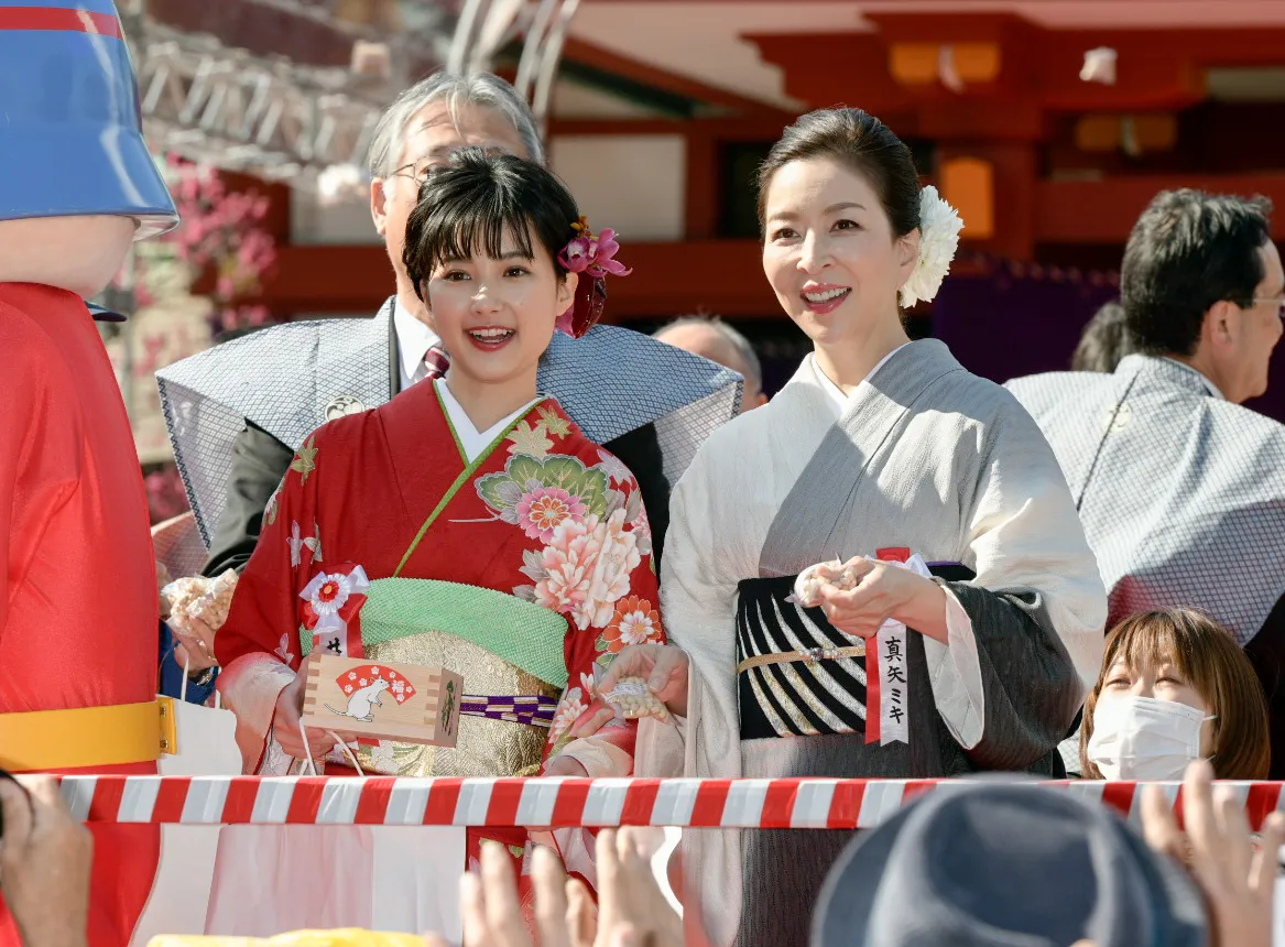 東京・日枝神社で行われた「節分祭」に参加した井頭愛海、真矢ミキ(写真左から)