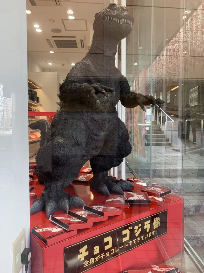 聖地・新宿に降臨している「チョコ・ゴジラ像」