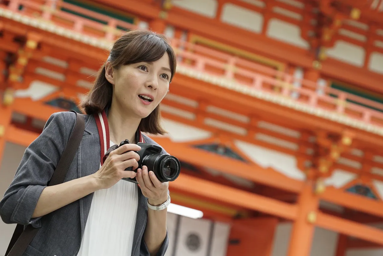 【写真を見る】和美(藤谷美紀)らは“京都縁結びツアー”を取材
