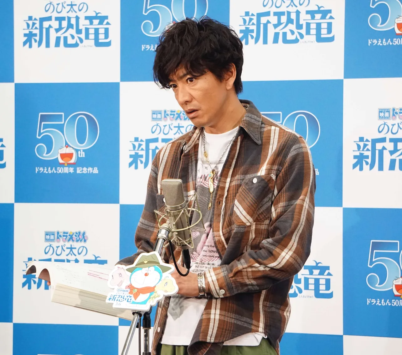 【写真を見る】真剣なまなざしで公開アフレコに臨む木村拓哉