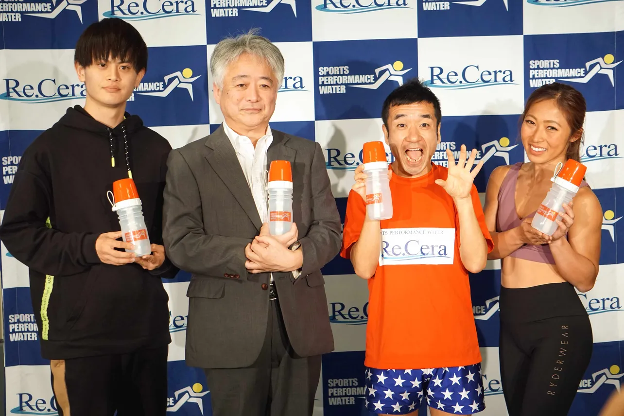 発表会に登場したよしき、鵜澤正和氏、猫ひろし、尾藤朋美(写真左から)
