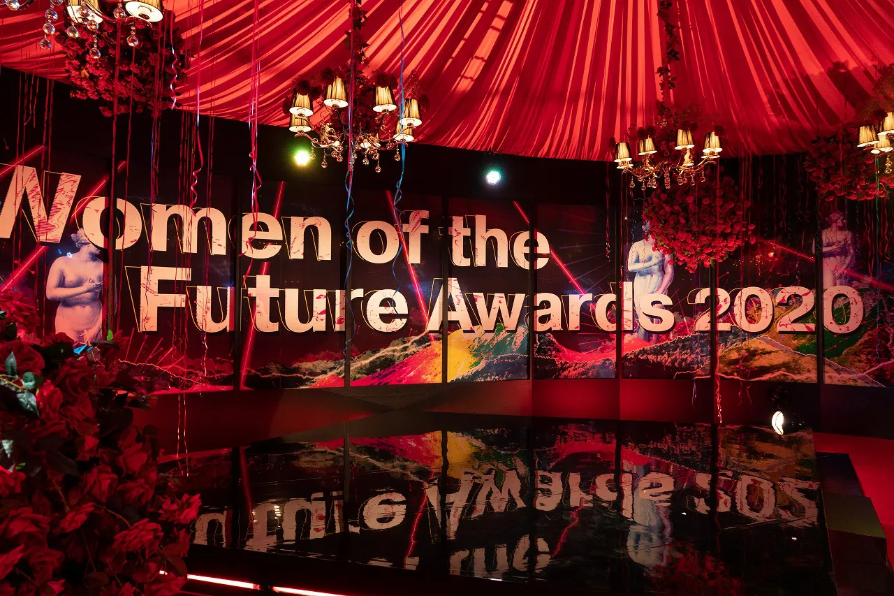 「Women of the Future Awards」のパーティー会場に設けられたステージ