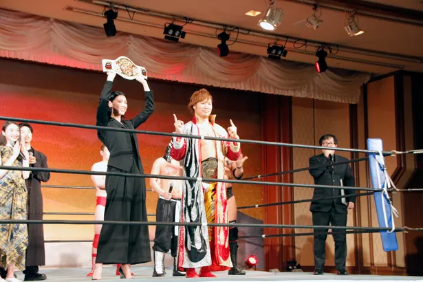 全日本プロレス・宮原健斗選手から、チャンピオンベルトを授与された三吉彩花