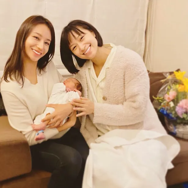 【写真を見る】妹・ユウの生まれたばかりの赤ちゃんを腕に抱く高橋メアリージュン