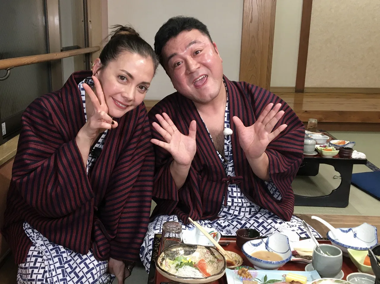 【写真を見る】山崎弘也＆土屋アンナが浴衣姿で笑顔の2SHOT！