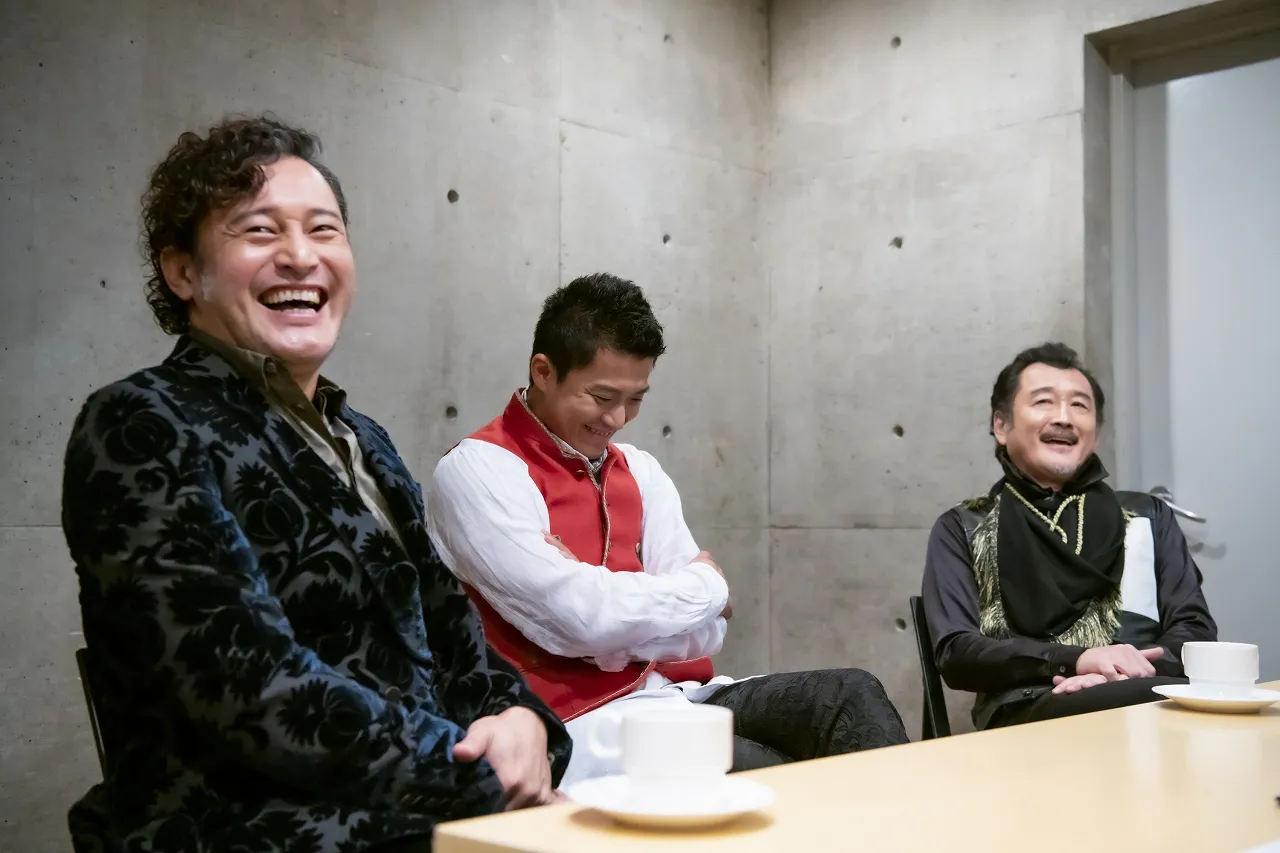 インタビューに応じた横田栄司、小栗旬、吉田鋼太郎