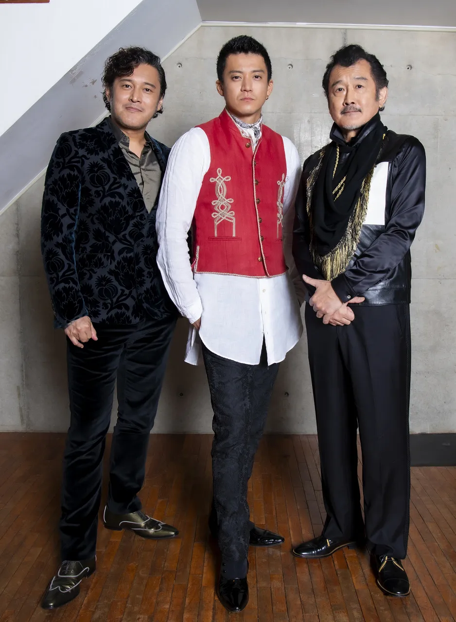 座談会インタビューに応じた横田栄司、小栗旬、吉田鋼太郎(写真左から)
