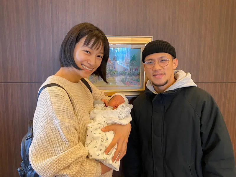 【写真を見る】妻でモデルの高橋ユウと息子の退院を報告したK-1ファイターの卜部弘嵩選手