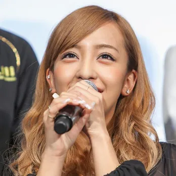 板野友美、キャミソールで胸元チラリ…！妖艶SHOTに「超セクシー」とファン悶絶