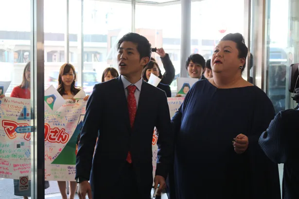 【写真を見る】女子アナたちが歓迎する中、マツコが静岡朝日テレビに到着！