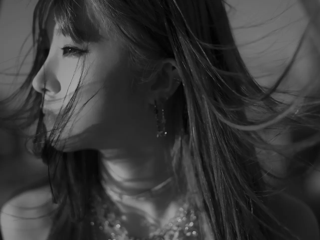 【写真を見る】LiSAが「鬼滅の刃」の特別映像と共にOP主題歌「紅蓮華」を披露