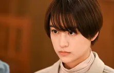 山本美月の知性あふれる“司会者コスプレ”にファン興奮!ショートヘアで小顔際立つ<ランチ合コン探偵>