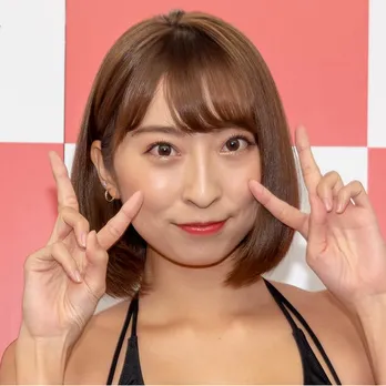 “グラドル摩天楼”・緒方咲、圧倒的スタイルのゴルフウェア姿に絶賛の声「足ながっ！」「腰の位置が異常(笑)」